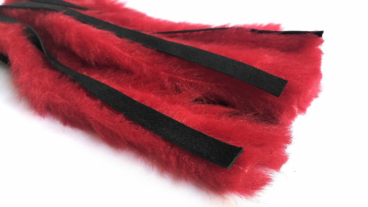 leuke-korte-fur-flogger-met-namaak-fur-en-echt-suède-leer-falls-speciaal-voor-sesual-play-en-mensen-die-graag-kortbij-spelen-op-hun-speelpartner-in-hun-bdsm-sessie-en-met-hun-bdsm-toys-2