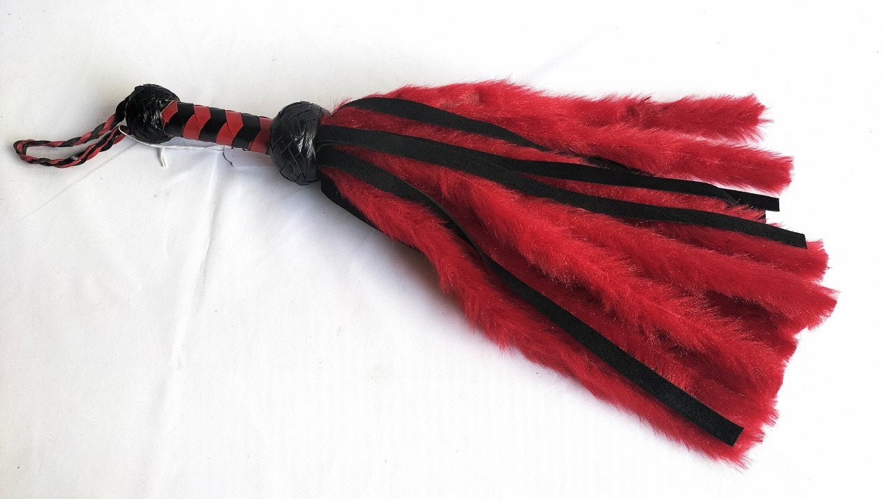 leuke-korte-fur-flogger-met-namaak-fur-en-echt-suède-leer-falls-speciaal-voor-sesual-play-en-mensen-die-graag-kortbij-spelen-op-hun-speelpartner-in-hun-bdsm-sessie-en-met-hun-bdsm-toys-1