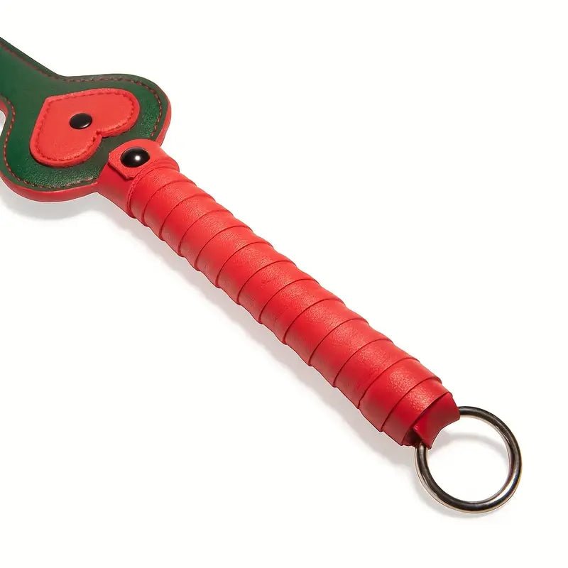 leuke-goedkope-zwepen-of-gesel-gemaakt-van-kunstleer-in-de-kleurcombinatie-groen-rood-deze-is-best-venijnig-te-noemen-als-je-het-ons-vraagt-4