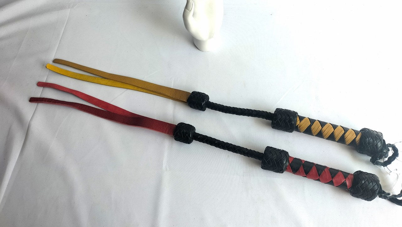 Korte zweep met gespleten tong (keuze uit 2 kleuren) - SM - speeltjes