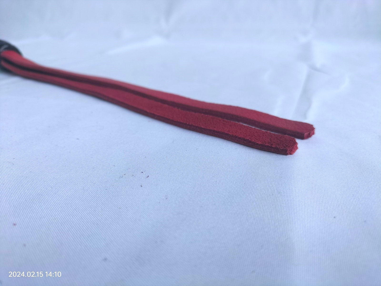 Korte zweep met gespleten tong (keuze uit 2 kleuren) - SM - speeltjes