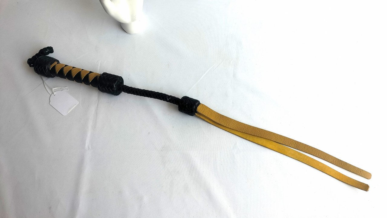 Korte zweep met gespleten tong (keuze uit 2 kleuren) - SM - speeltjes