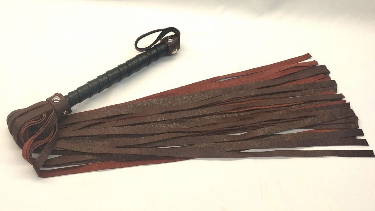 lekker-zachte-instap-flogger-gemaakt-van-lamsleer-in-de-combinatie-kleur-zwart-bordeaux-met-36-falls-1