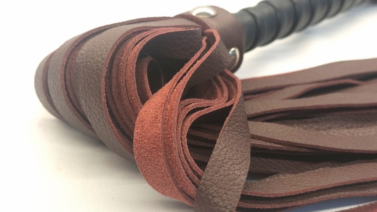 lekker-zachte-instap-flogger-gemaakt-van-lamsleer-in-de-combinatie-kleur-zwart-bordeaux-met-36-falls-3