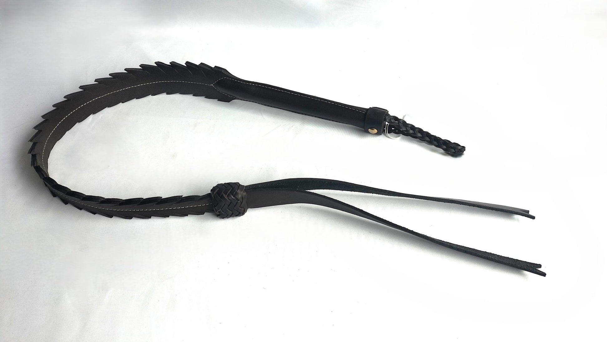 met-deze-uniekesingletail-zweep-haal-je-jezelf-wel-een-heel-mooi-en-opvallend-stuk-bdsm-toy-in-huis-hij-is-niet-alleen-mooi-en-uniek-maar-ook-best-gemeen-laat-je-subje-dansen-op-de-klappen-van-je-nieuwe-gesel-1