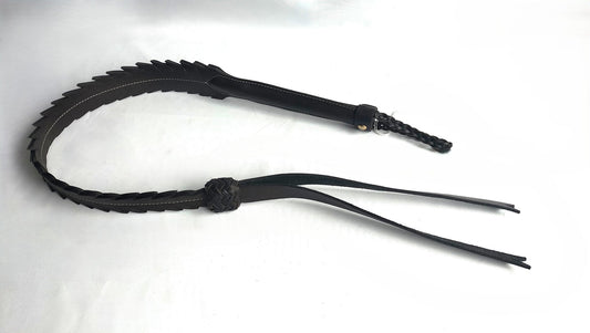 met-deze-uniekesingletail-zweep-haal-je-jezelf-wel-een-heel-mooi-en-opvallend-stuk-bdsm-toy-in-huis-hij-is-niet-alleen-mooi-en-uniek-maar-ook-best-gemeen-laat-je-subje-dansen-op-de-klappen-van-je-nieuwe-gesel-1