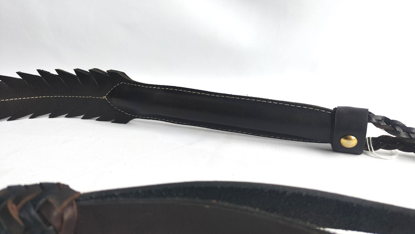 met-deze-uniekesingletail-zweep-haal-je-jezelf-wel-een-heel-mooi-en-opvallend-stuk-bdsm-toy-in-huis-hij-is-niet-alleen-mooi-en-uniek-maar-ook-best-gemeen-laat-je-subje-dansen-op-de-klappen-van-je-nieuwe-gesel-2