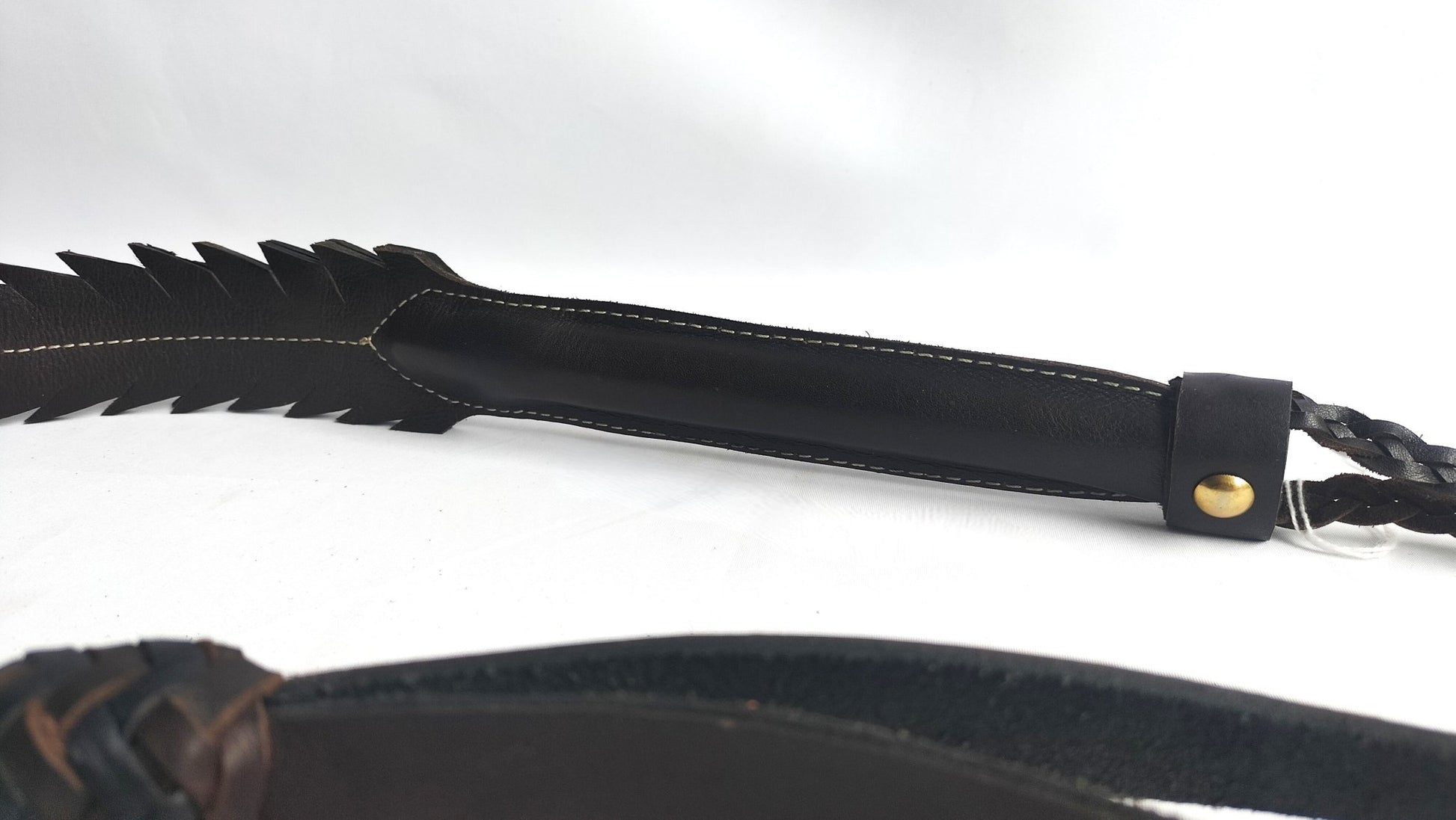 met-deze-uniekesingletail-zweep-haal-je-jezelf-wel-een-heel-mooi-en-opvallend-stuk-bdsm-toy-in-huis-hij-is-niet-alleen-mooi-en-uniek-maar-ook-best-gemeen-laat-je-subje-dansen-op-de-klappen-van-je-nieuwe-gesel-2