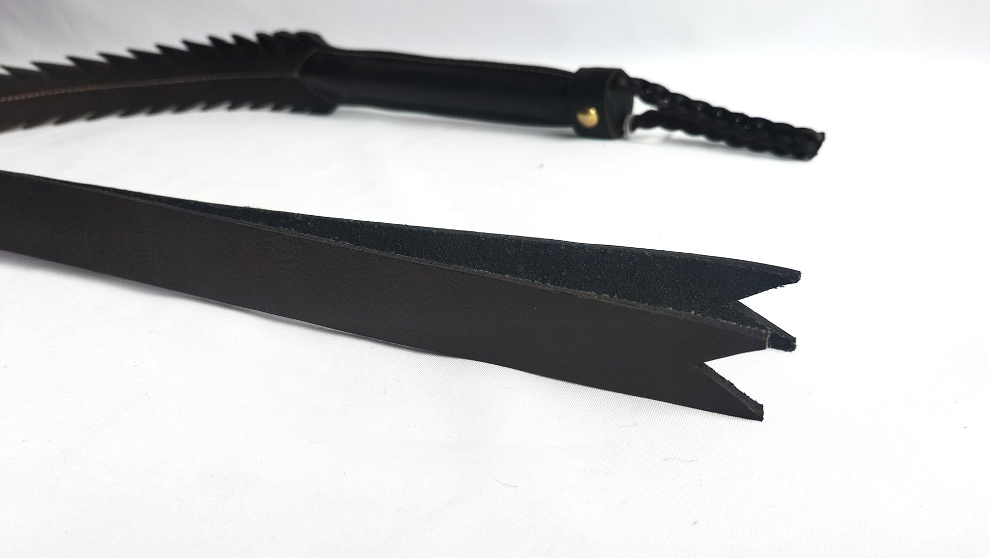 met-deze-uniekesingletail-zweep-haal-je-jezelf-wel-een-heel-mooi-en-opvallend-stuk-bdsm-toy-in-huis-hij-is-niet-alleen-mooi-en-uniek-maar-ook-best-gemeen-laat-je-subje-dansen-op-de-klappen-van-je-nieuwe-gesel-3