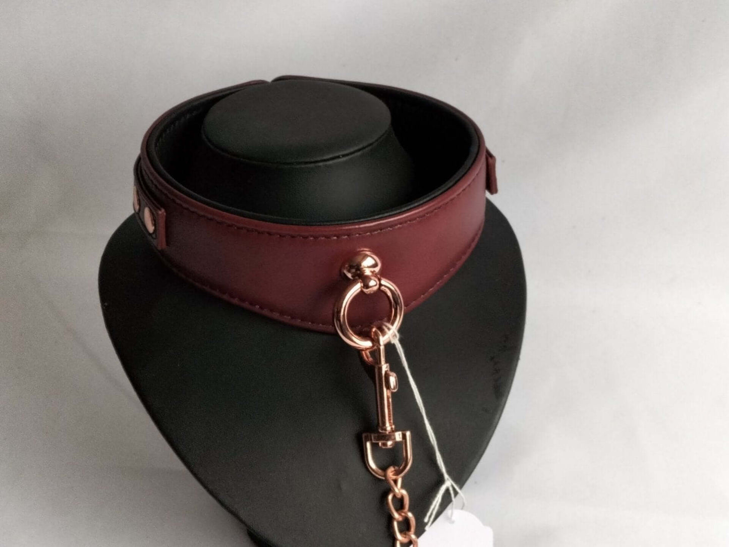 deze-prachtige-leder-bdsm-collar-met-handboeien-en-voetboeien-plus-gagball-is-een-streling-voor-het-oog-de-set-is-gemaakt-van-de-beste-kwaliteit-rundsleder-en-voorzien-van-prachtige-rose-gouden-accenten-zoals-de-gespen-de-d-ringen-de-rivetten-de-o-de-kettingring-en-de-ketting-allestukken-in-de-set-zijn-ook-los-te-verkrijgen