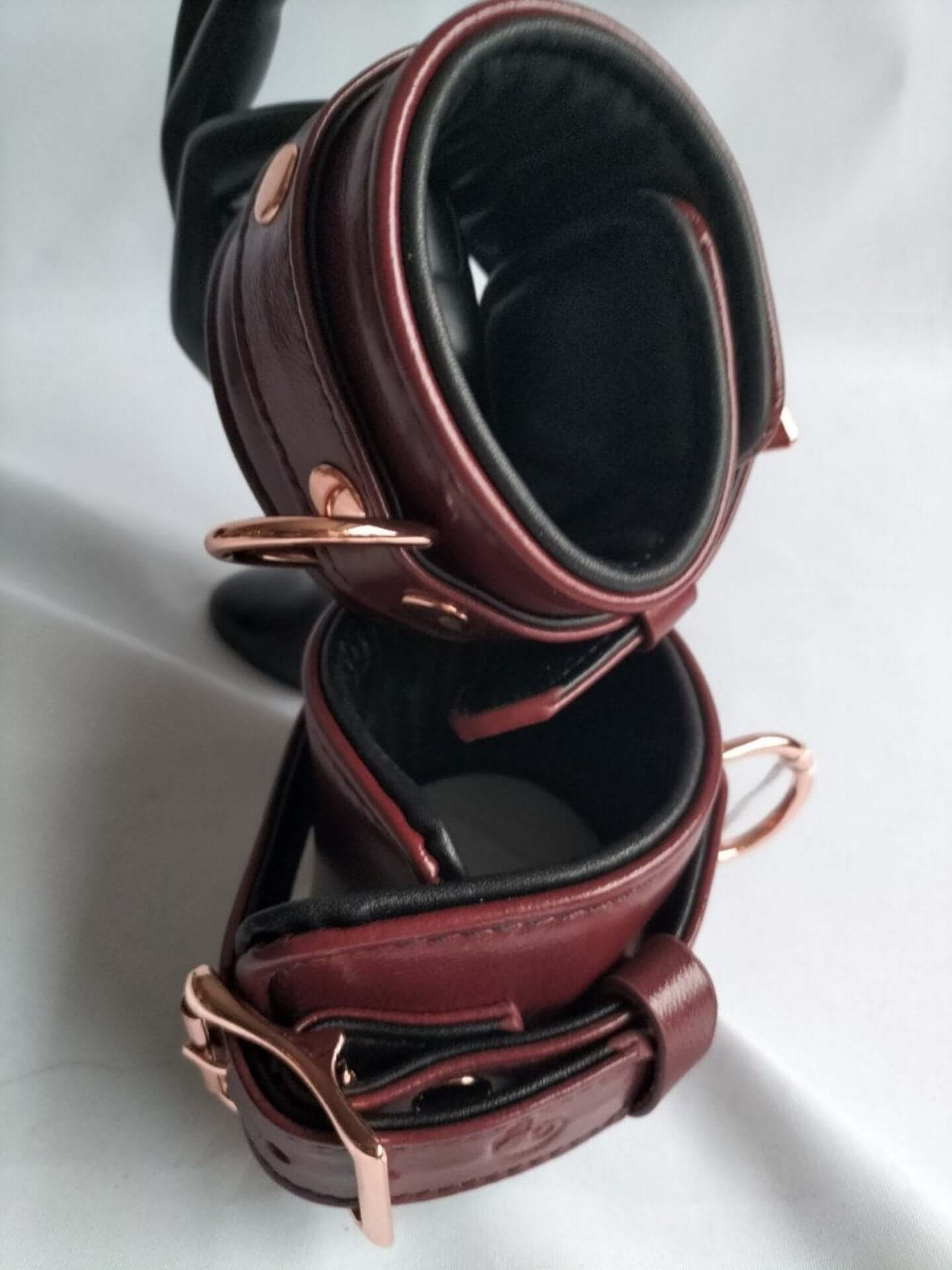 deze-prachtige-leder-bdsm-collar-met-handboeien-en-voetboeien-plus-gagball-is-een-streling-voor-het-oog-de-set-is-gemaakt-van-de-beste-kwaliteit-rundsleder-en-voorzien-van-prachtige-rose-gouden-accenten-zoals-de-gespen-de-d-ringen-de-rivetten-de-o-de-kettingring-en-de-ketting-allestukken-in-de-set-zijn-ook-los-te-verkrijgen