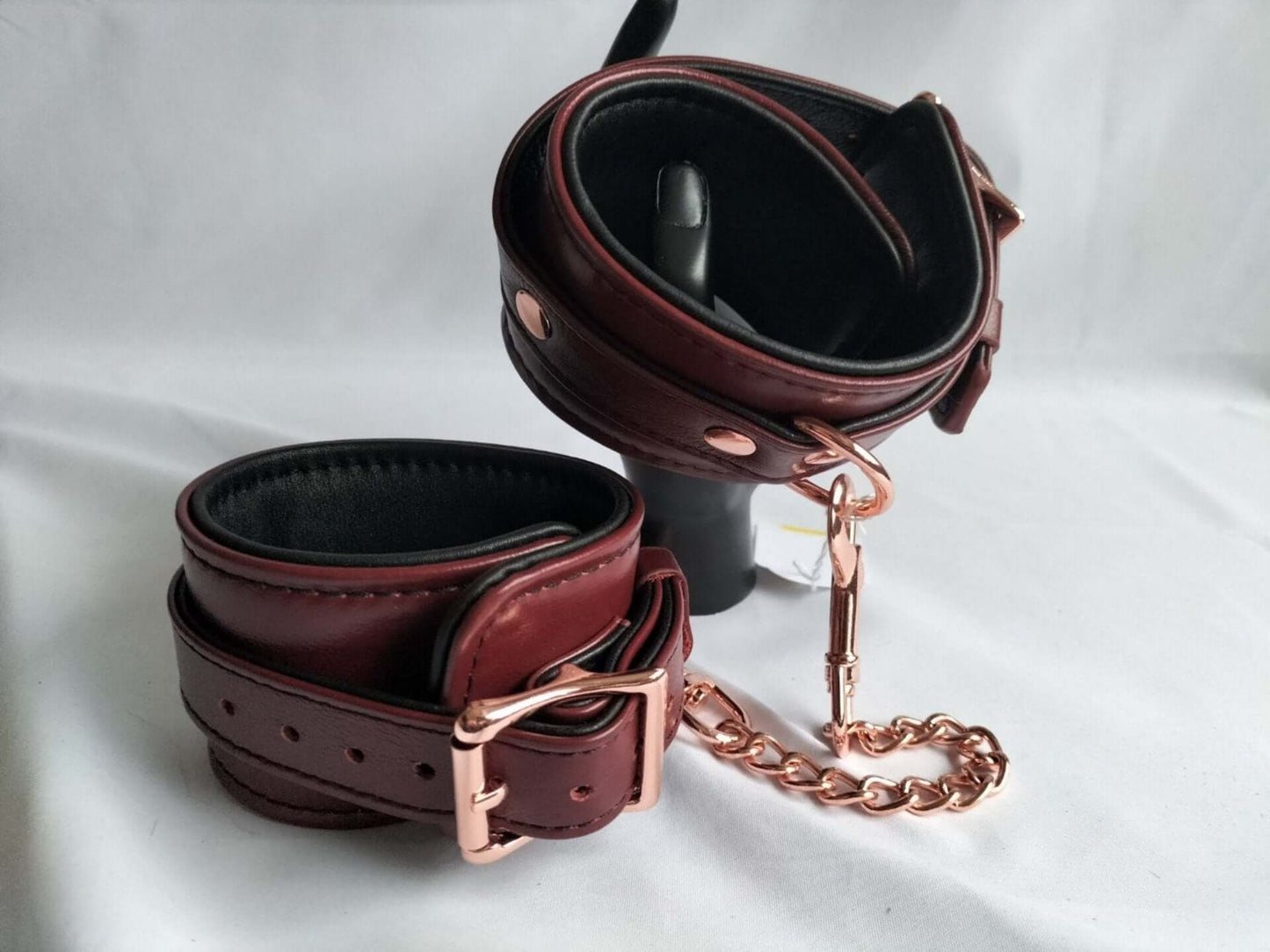 deze-prachtige-leder-bdsm-collar-met-handboeien-en-voetboeien-plus-gagball-is-een-streling-voor-het-oog-de-set-is-gemaakt-van-de-beste-kwaliteit-rundsleder-en-voorzien-van-prachtige-rose-gouden-accenten-zoals-de-gespen-de-d-ringen-de-rivetten-de-o-de-kettingring-en-de-ketting-allestukken-in-de-set-zijn-ook-los-te-verkrijgen