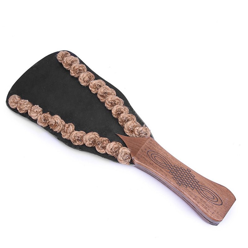 met-deze-stugge-tuigleder-paddle-voorzien-van-hennep-touw-haal-je-jezelf-een-extra-leuke-bdsm-toy-in-huis-hoe-je-hem-ook-gebruikt-slaan-strelen-schuren-hij-zal-je-onderdanige-sowieso-een-gevoel-geven-die-hij-f-zij-nog-niet-kende-2