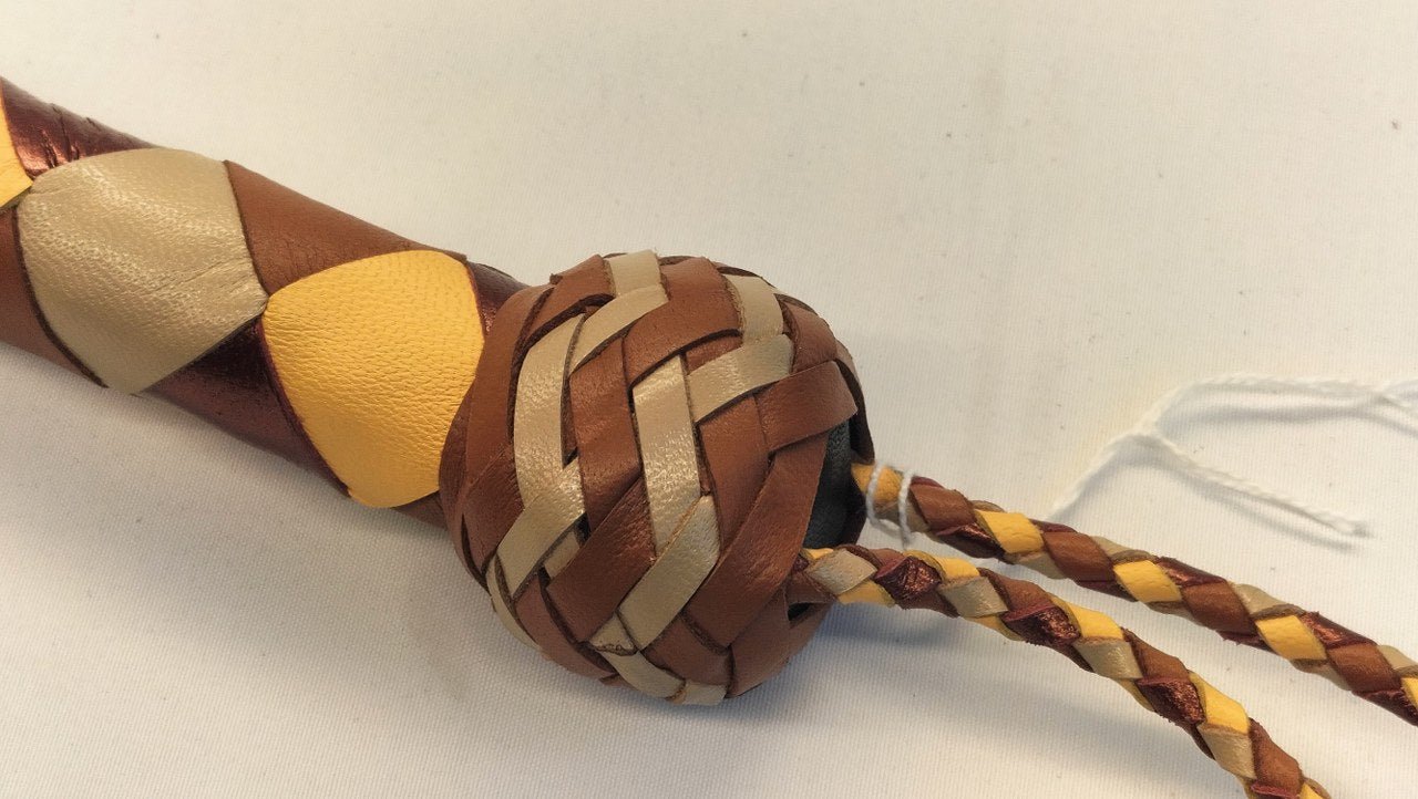 deze-samensmelting-tussen-een-cane-en-een-crop-geven-je-een-leuke-bdsm-toy-die-minder-pijnlijk-zal-zijn-dan-een-crof-of-een-cane-maar-toch-mooie-marks-kan-nalaten-4