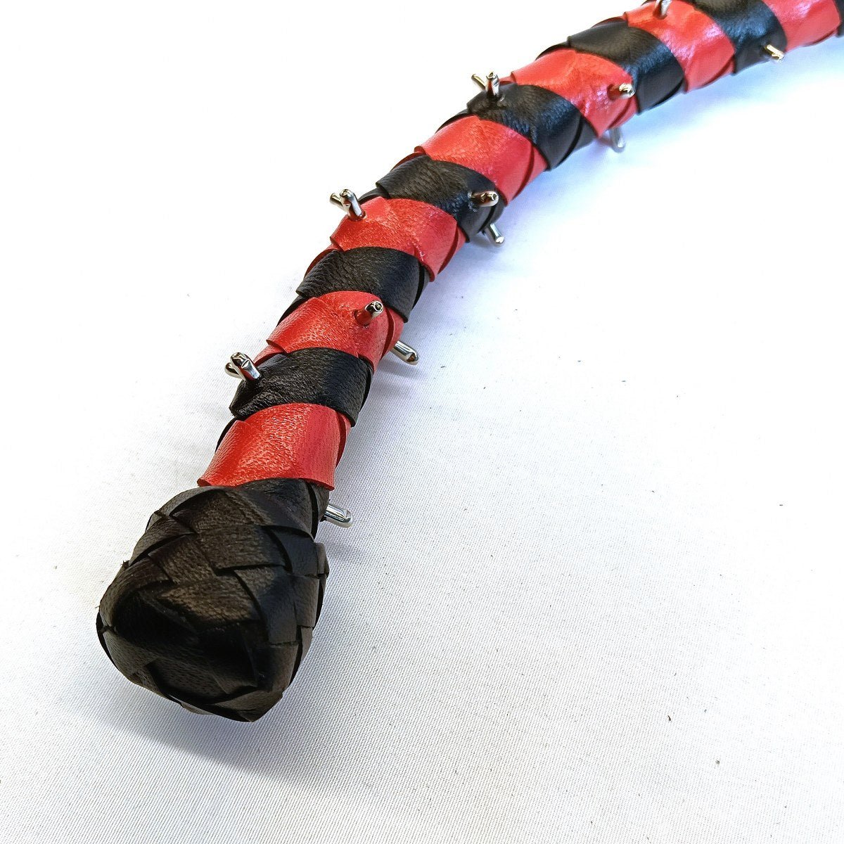 Lederen Cane met Stompe Metalen Spikes 80cm – Zwart, Zwart/Rood of Zwart/Paars – 39 Spikes Extreme Impact Toy - Impact Play - SM - speeltjes