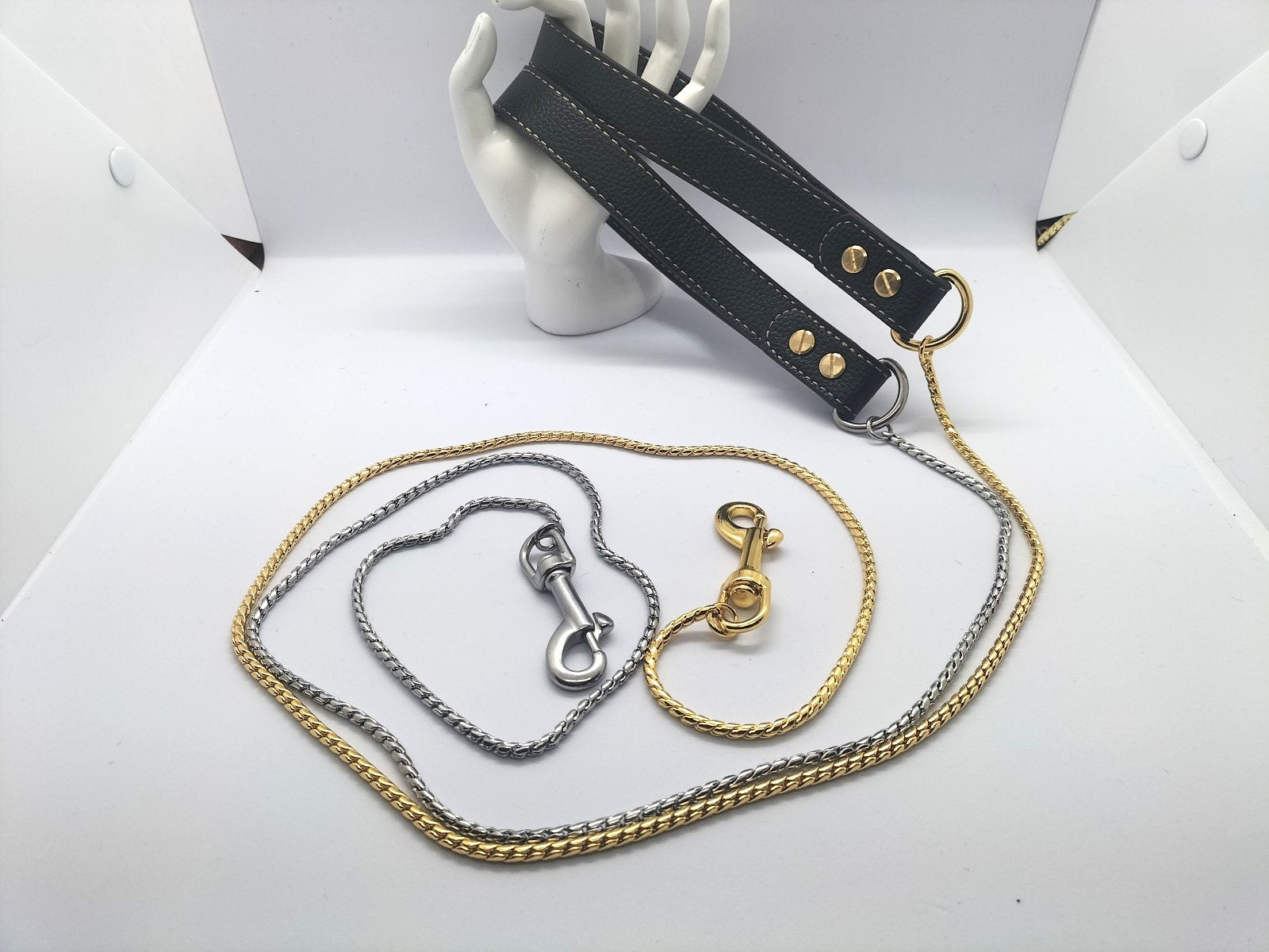 met-deze-vegan-leiband-met-kunstof-handvat-en-goud-of-zilverkleurige-snake-ketting-zal-je-zeker-opvallen-dit-is-een-leiband-die-onmiddellijk-op-valt-tussen-de-rest-van-de-leibanden-en-perfect-voor-bdsm-pet-play