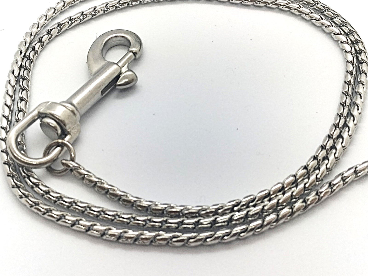 met-deze-vegan-leiband-met-kunstof-handvat-en-zilverkleurige-snake-ketting-zal-je-zeker-opvallen-dit-is-een-leiband-die-onmiddellijk-op-valt-tussen-de-rest-van-de-leibanden-en-perfect-voor-bdsm-pet-play