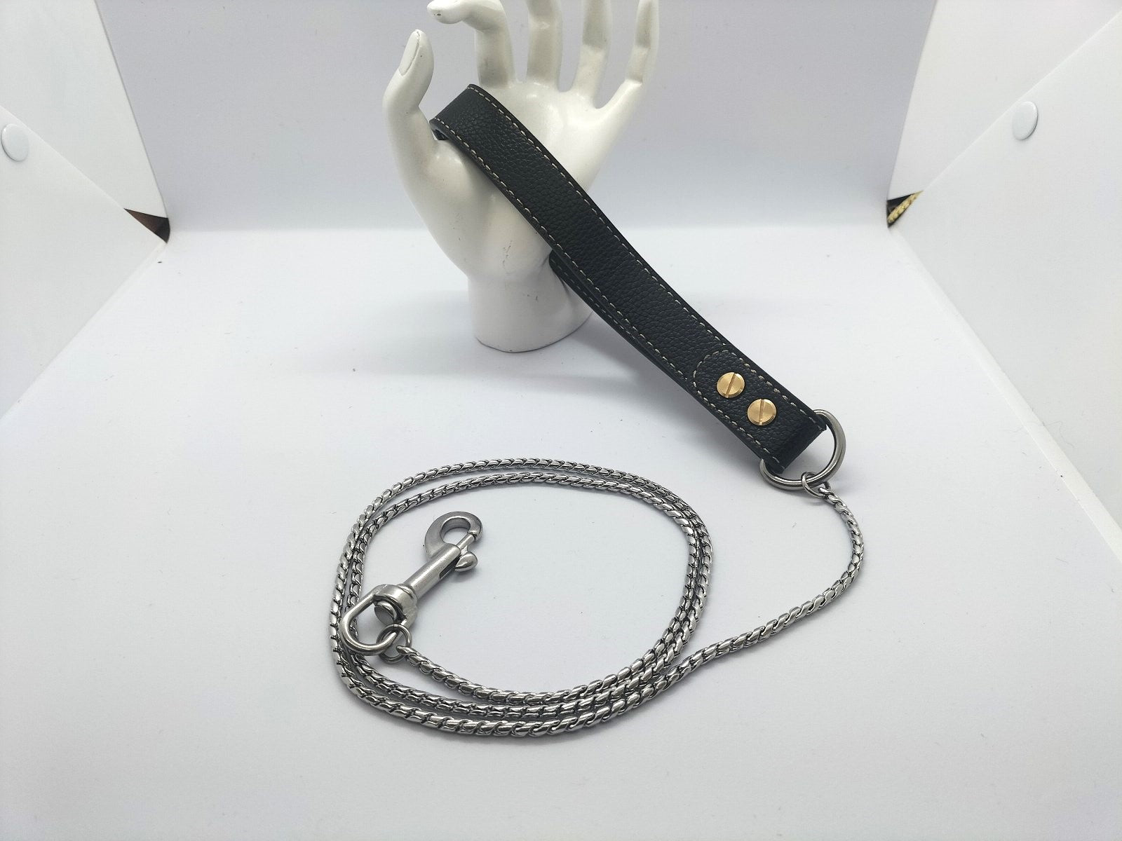 met-deze-vegan-leiband-met-kunstof-handvat-en-zilverkleurige-snake-ketting-zal-je-zeker-opvallen-dit-is-een-leiband-die-onmiddellijk-op-valt-tussen-de-rest-van-de-leibanden-en-perfect-voor-bdsm-pet-play