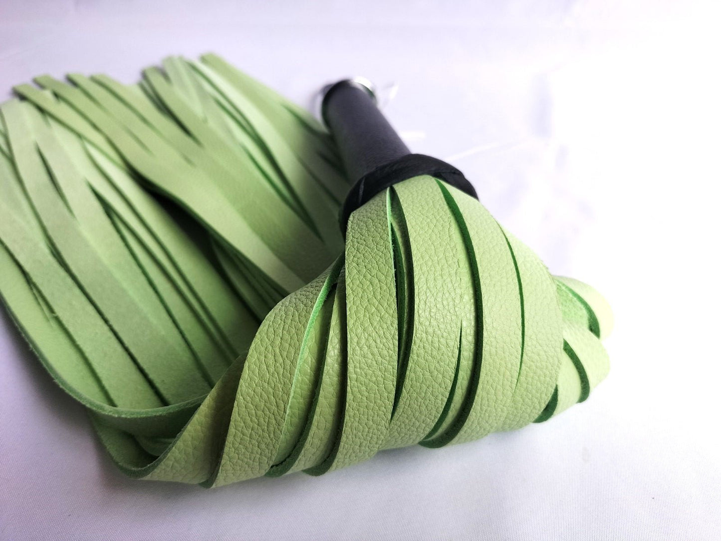 Limoen groene extra dik lederen flogger (3 mm dikke falls) - SM - speeltjes