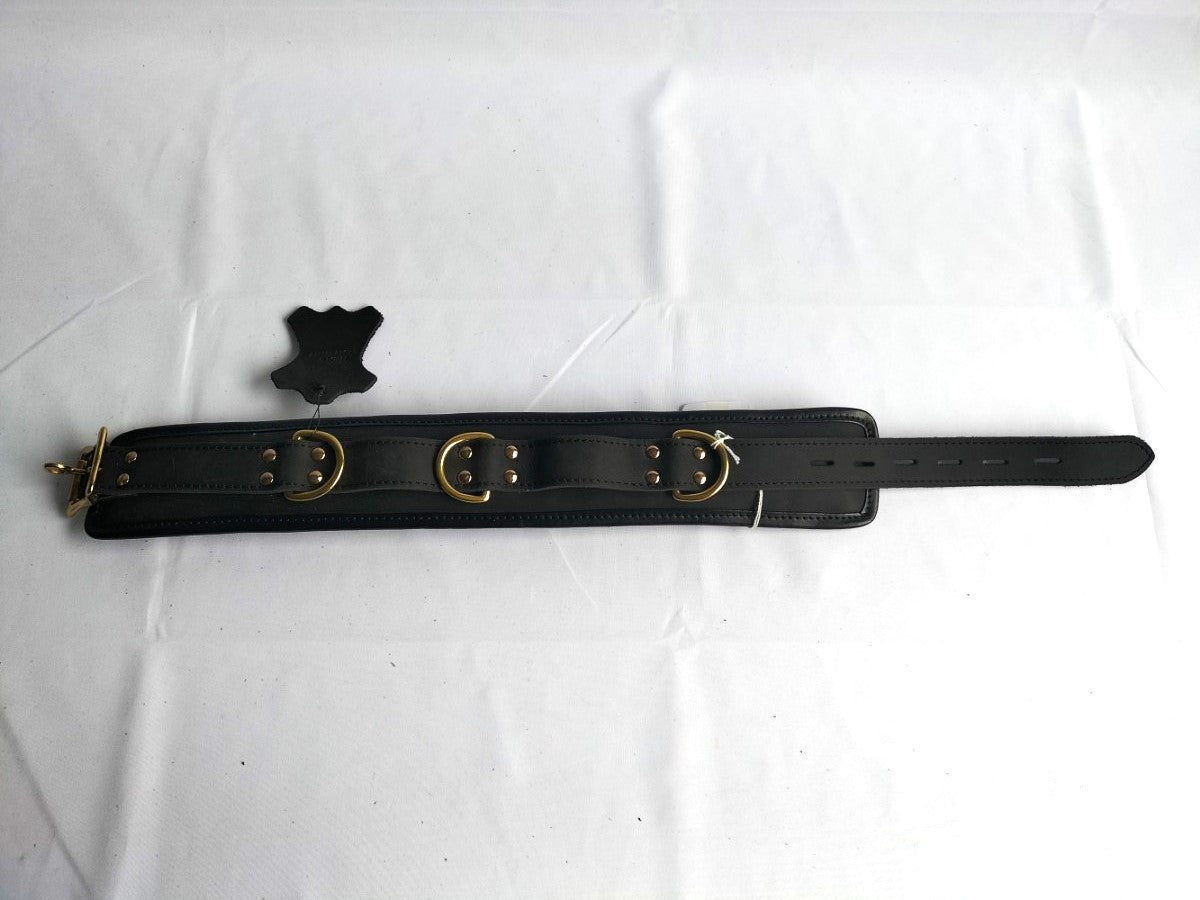 Mat zwarte lederen pols/voet - boeien of collar messingkleurige sluitingen - SM - speeltjes