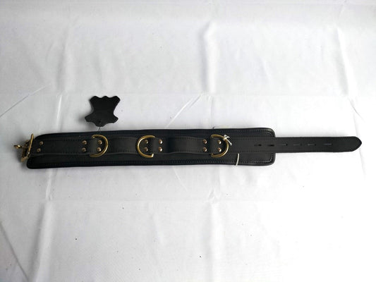 Mat zwarte lederen pols/voet - boeien of collar messingkleurige sluitingen - SM - speeltjes