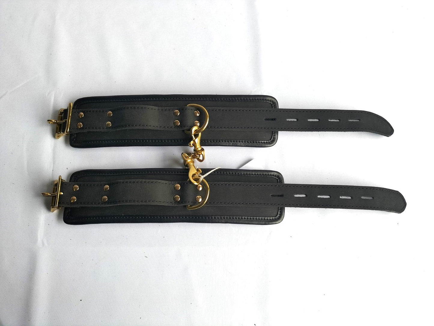 Mat zwarte lederen pols/voet - boeien of collar messingkleurige sluitingen - SM - speeltjes