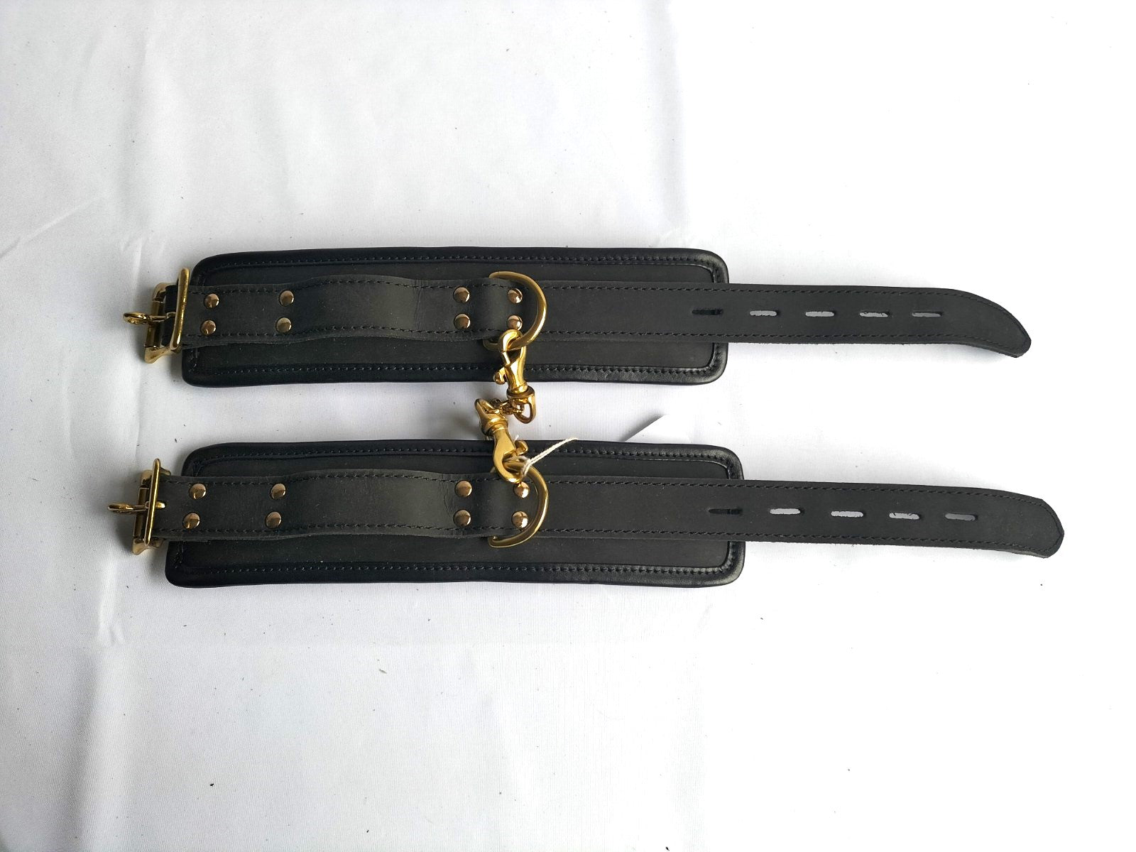 Mat zwarte lederen pols/voet - boeien of collar messingkleurige sluitingen - SM - speeltjes