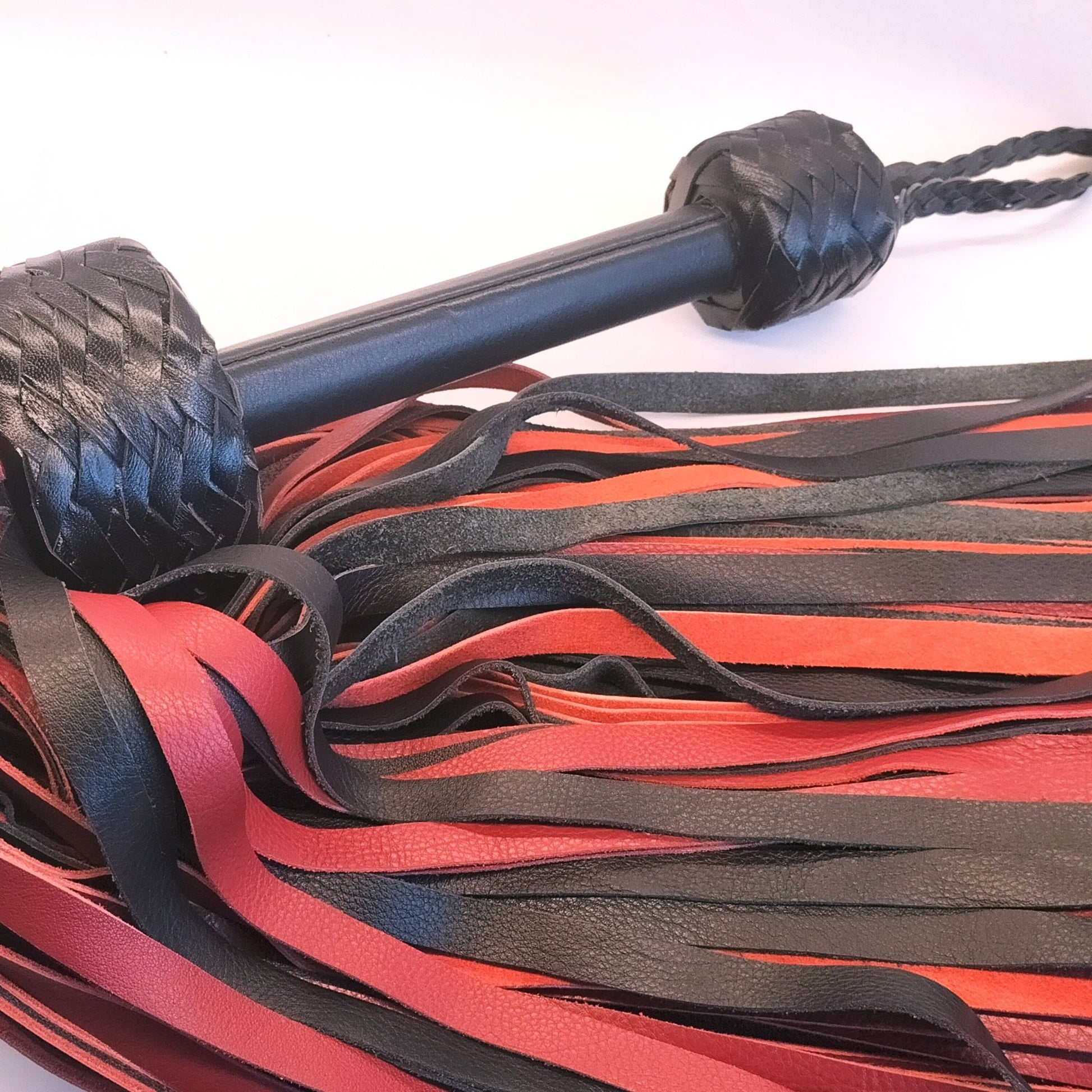 Mega Flogger 220 Falls 12mm Breed 2,4kg - Giant Dikke Flogger Zwart Rood 84cm - Impact Play - Floggers - SM - speeltjes