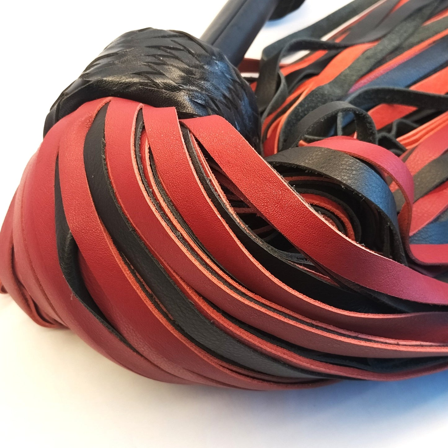 Mega Flogger 220 Falls 12mm Breed 2,4kg - Giant Dikke Flogger Zwart Rood 84cm - Impact Play - Floggers - SM - speeltjes
