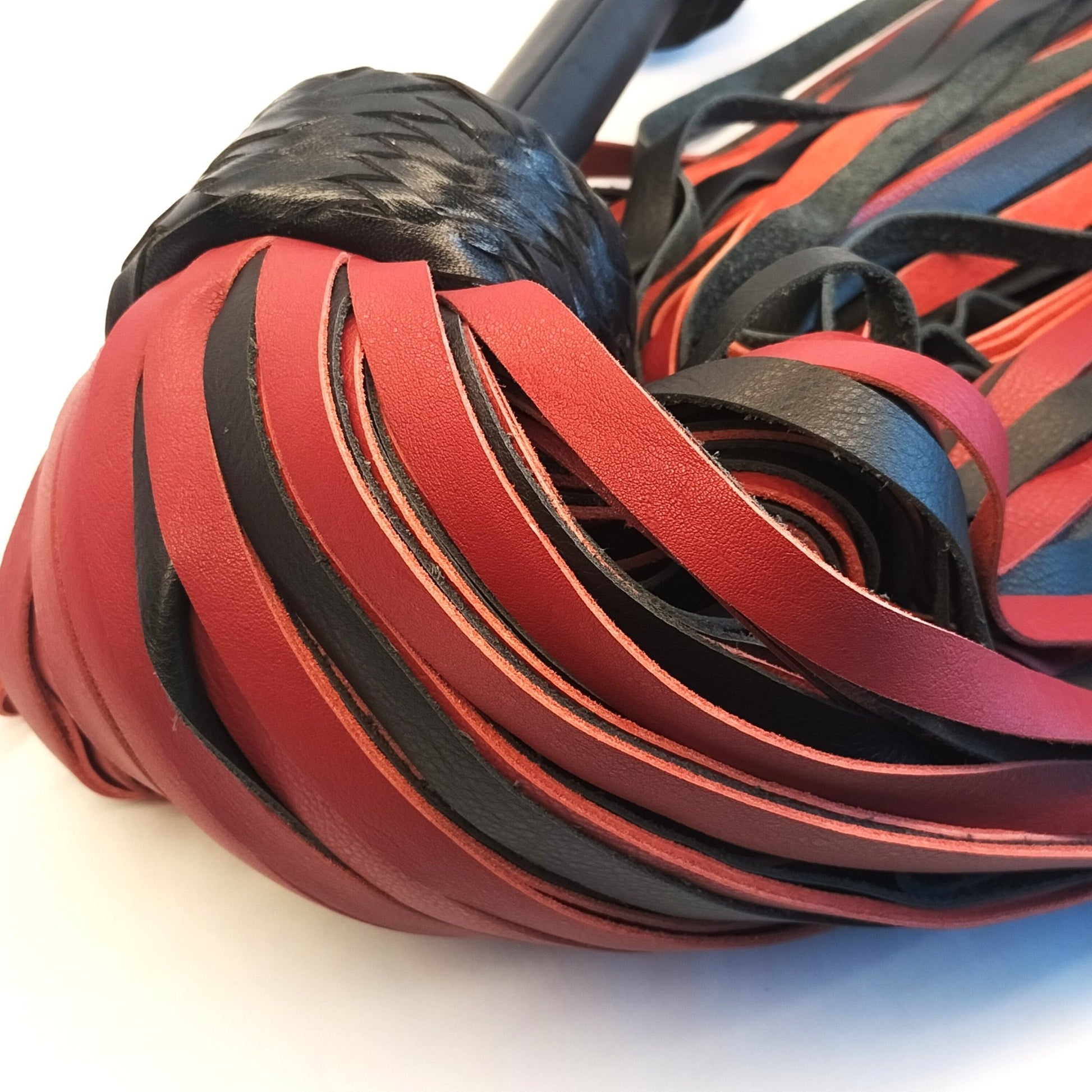 Mega Flogger 220 Falls 12mm Breed 2,4kg - Giant Dikke Flogger Zwart Rood 84cm - Impact Play - Floggers - SM - speeltjes