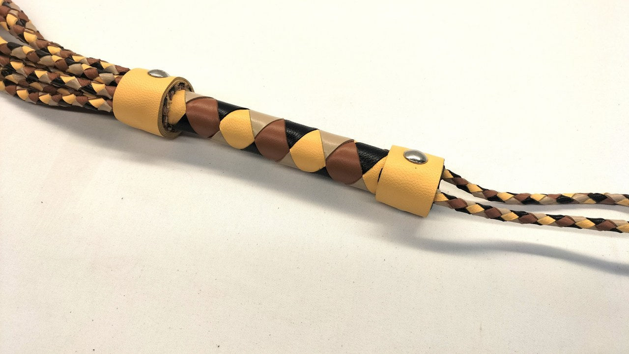 deze-zweep-of-nine-tail-is-een-leuke-bdsm-toy-voor-een-dame-of-domina-door-het-iets-dunnere-handvat-ligt-hij-dan-prima-in-de-hand-4