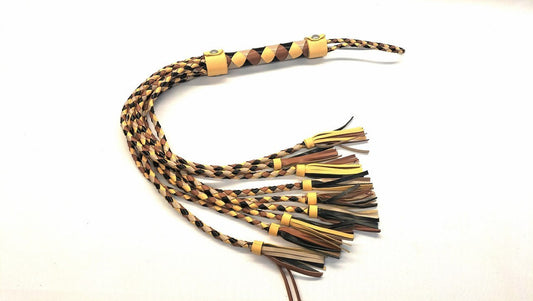 deze-zweep-of-nine-tail-is-een-leuke-bdsm-toy-voor-een-dame-of-domina-door-het-iets-dunnere-handvat-ligt-hij-dan-prima-in-de-hand-1