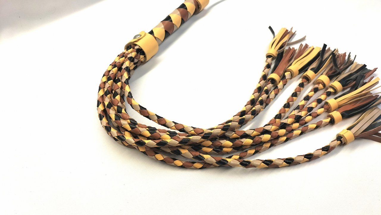 deze-zweep-of-nine-tail-is-een-leuke-bdsm-toy-voor-een-dame-of-domina-door-het-iets-dunnere-handvat-ligt-hij-dan-prima-in-de-hand-3