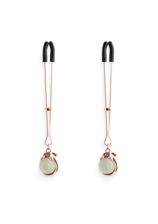 Goudkleurige tepelklemmen met glow in the dark functie - close-up