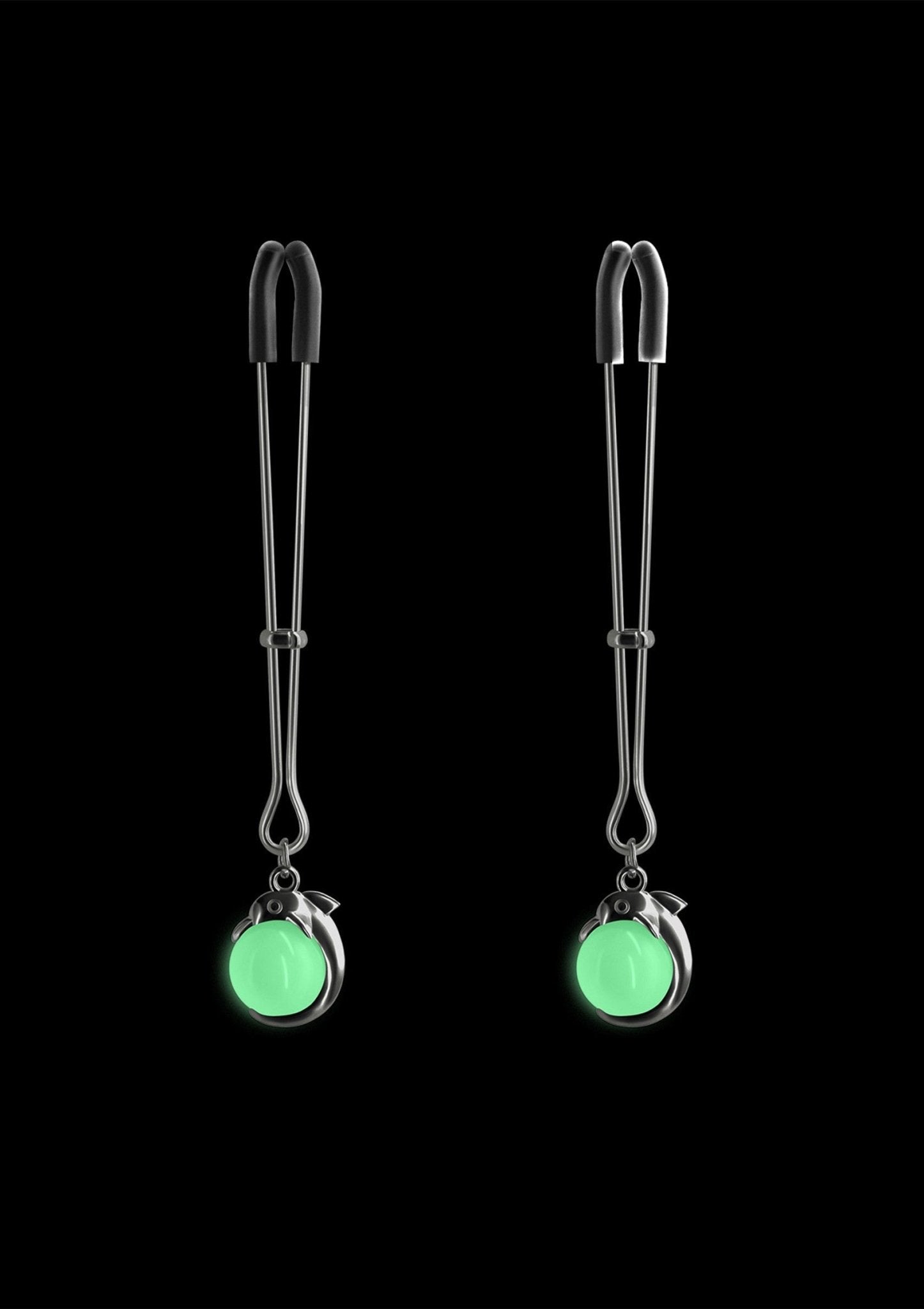 Zilverkleurige nipple clamps met glow in the dark functie - close-up