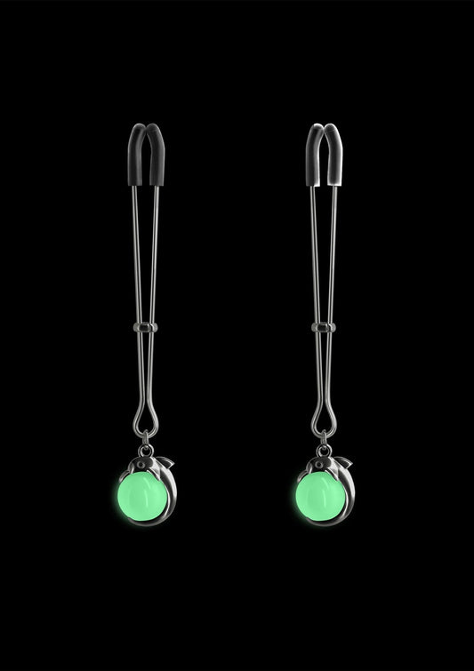 Zilverkleurige nipple clamps met glow in the dark functie - close-up