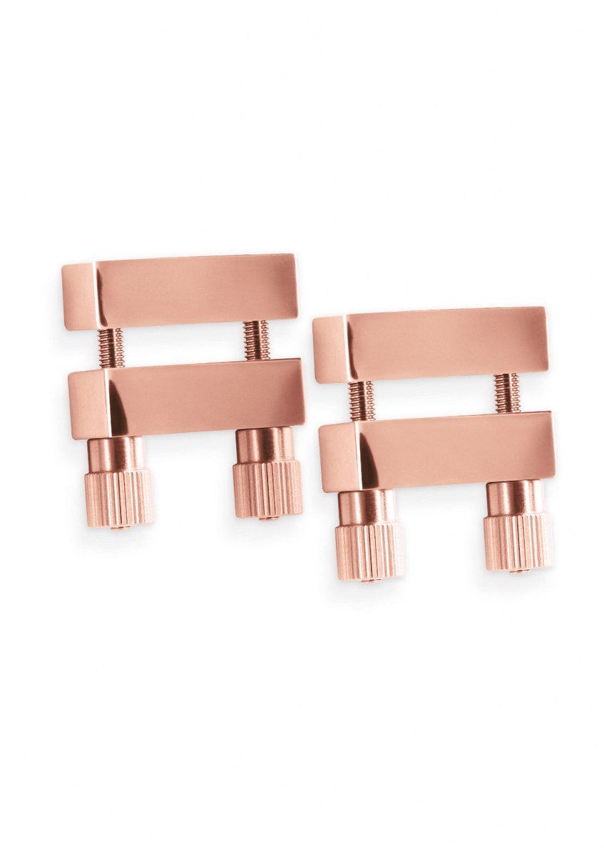 deze-zware-tepelklemmen-zijn-perfecte-bdsm-toys-en-prima-regelbaar-door-hun-schroefjes