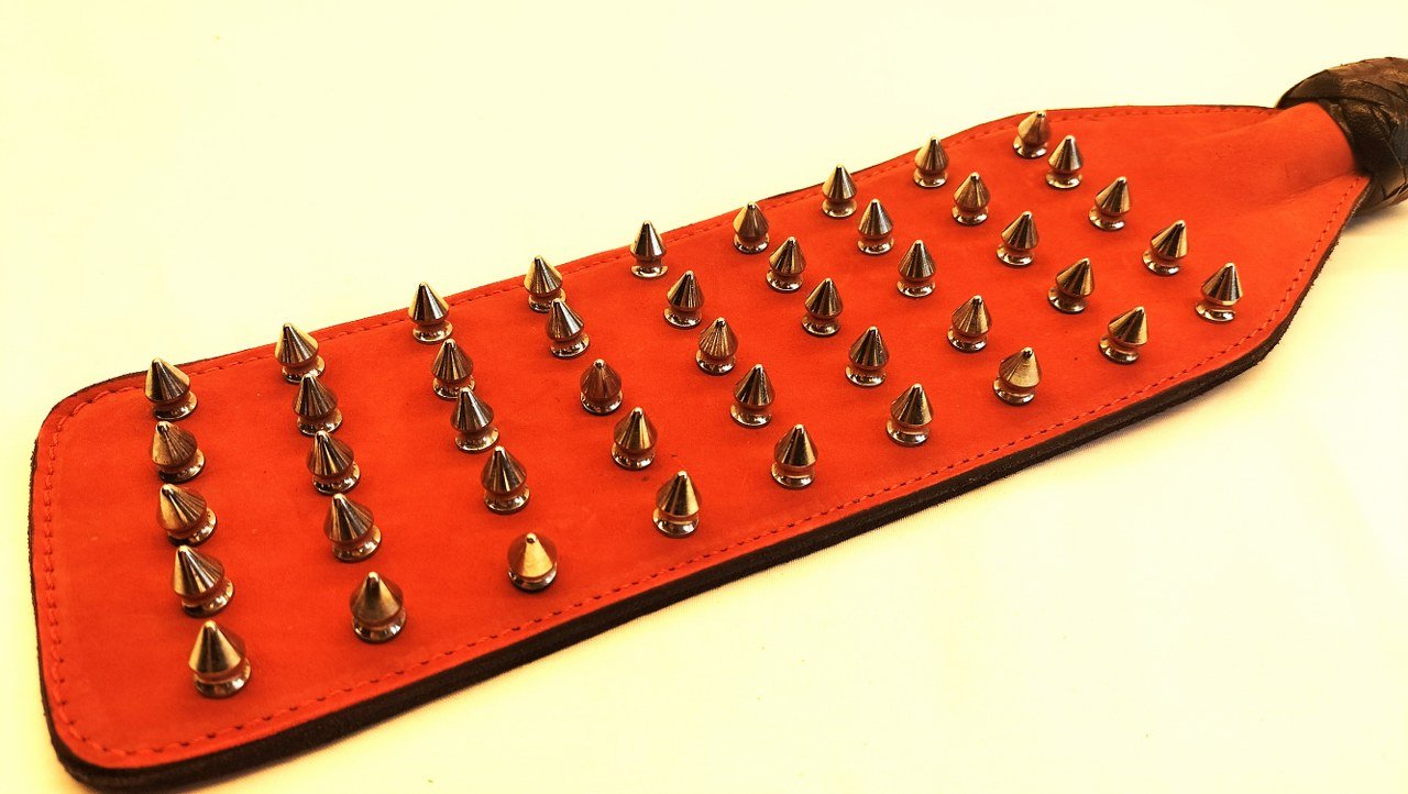 Nubuck Paddle 26cm Studs - Heavy Impact Play Edge Play BDSM Toy - BDSM - SM - speeltjes