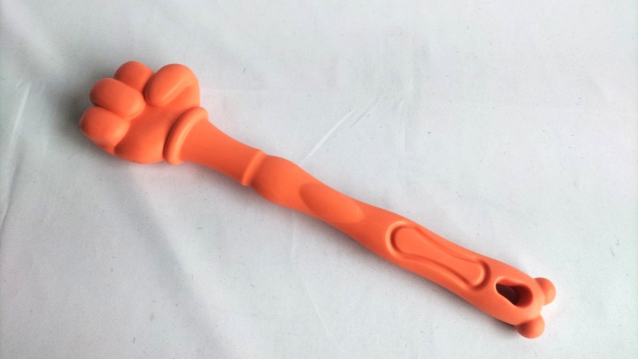 met-deze-oranje-rubberen-mepper-in-de-vorm-van-een-gebalde-vuist-heb-je-er-een-low-cost-extra-leuke-bdsm-toy-bij-je-hoeft-er-echt-niet-hard-mee-te-slaan-om-effect-te-hebben-we-wensen-je-alvast-heel-veel-plezier-met-het-ontdekken-van-deze-leuke-toy-2