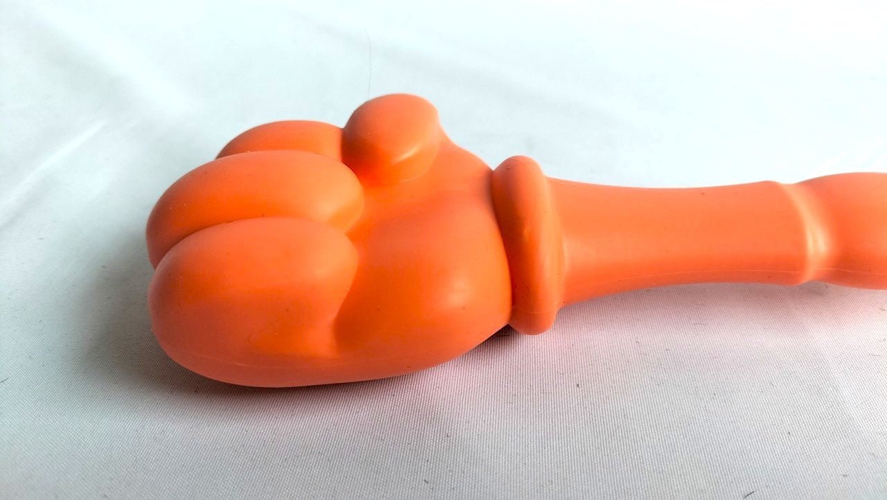 met-deze-oranje-rubberen-mepper-in-de-vorm-van-een-gebalde-vuist-heb-je-er-een-low-cost-extra-leuke-bdsm-toy-bij-je-hoeft-er-echt-niet-hard-mee-te-slaan-om-effect-te-hebben-we-wensen-je-alvast-heel-veel-plezier-met-het-ontdekken-van-deze-leuke-toy-3