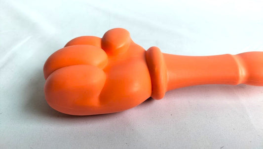met-deze-oranje-rubberen-mepper-in-de-vorm-van-een-gebalde-vuist-heb-je-er-een-low-cost-extra-leuke-bdsm-toy-bij-je-hoeft-er-echt-niet-hard-mee-te-slaan-om-effect-te-hebben-we-wensen-je-alvast-heel-veel-plezier-met-het-ontdekken-van-deze-leuke-toy-3