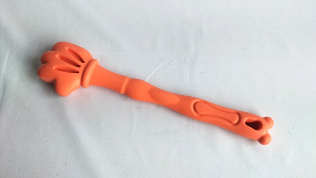 met-deze-oranje-rubberen-mepper-in-de-vorm-van-een-gebalde-vuist-heb-je-er-een-low-cost-extra-leuke-bdsm-toy-bij-je-hoeft-er-echt-niet-hard-mee-te-slaan-om-effect-te-hebben-we-wensen-je-alvast-heel-veel-plezier-met-het-ontdekken-van-deze-leuke-toy-1