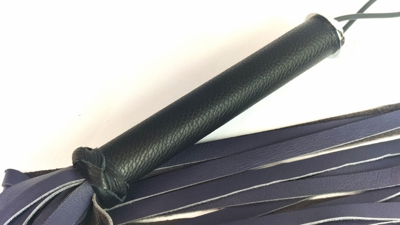 met-deze-flogger-van-sm-speeltjes-gemaakt-in-belgie-koop-een-een-kwalitatieve-bdsm-toy-aan-dankzij-zijn-36-falls-met-rvs-verzwaring-heb-je-er-en-uitmuntende-toy-bij-voor-je-bdsm-collectie-4