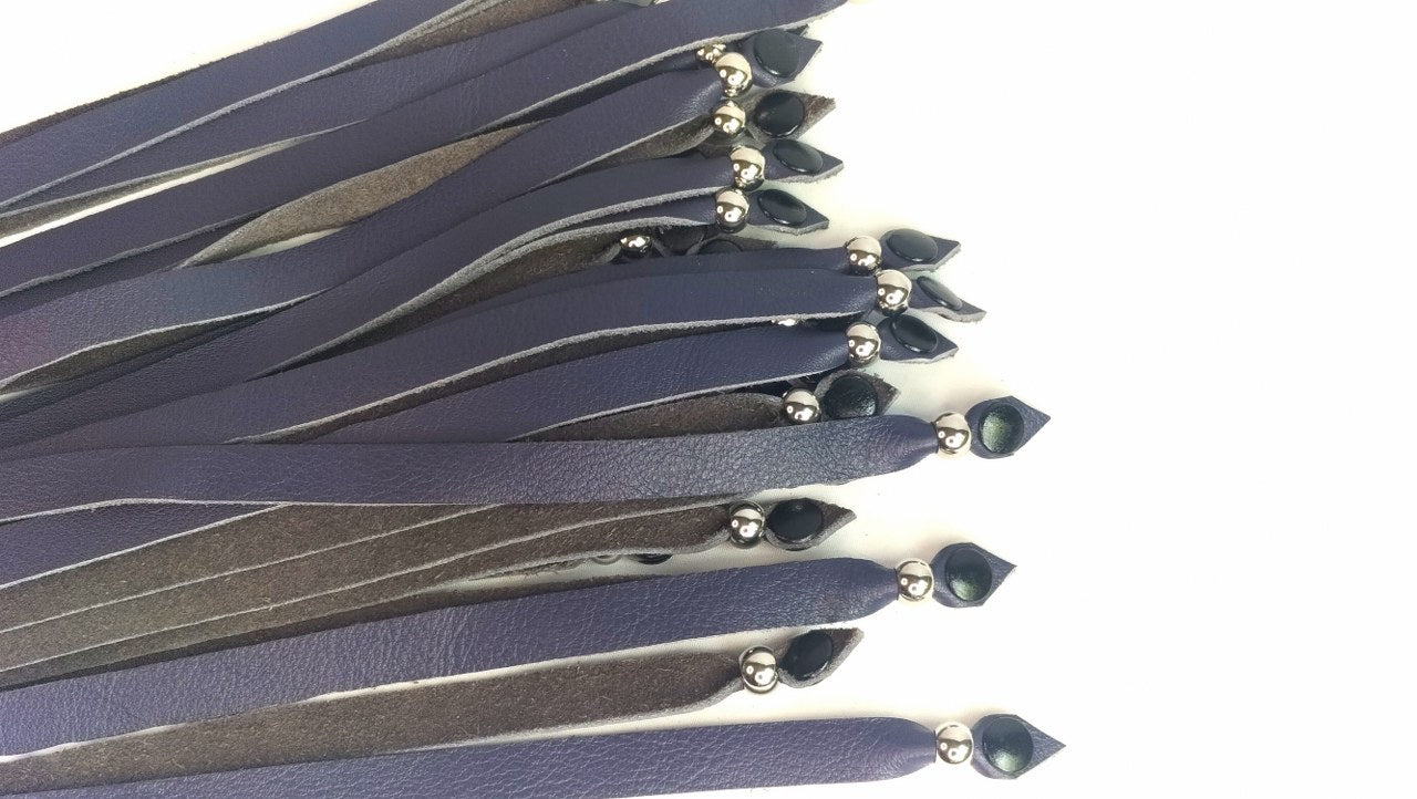 met-deze-flogger-van-sm-speeltjes-gemaakt-in-belgie-koop-een-een-kwalitatieve-bdsm-toy-aan-dankzij-zijn-36-falls-met-rvs-verzwaring-heb-je-er-en-uitmuntende-toy-bij-voor-je-bdsm-collectie-3