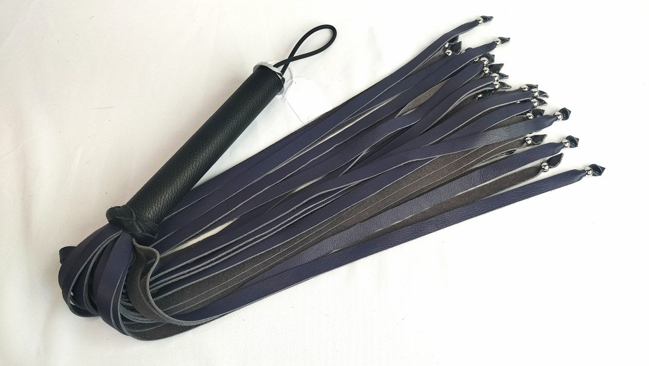 met-deze-flogger-van-sm-speeltjes-gemaakt-in-belgie-koop-een-een-kwalitatieve-bdsm-toy-aan-dankzij-zijn-36-falls-met-rvs-verzwaring-heb-je-er-en-uitmuntende-toy-bij-voor-je-bdsm-collectie-1