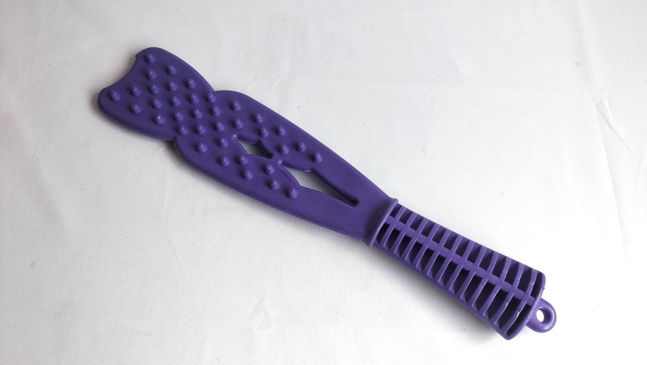 deze-paarse-paddel-gemaakt-van-silicone-met-aan-beide-zijden-een-andere-structuur-verzekerd-je-van-een-leuk-spel-met-je--partner-mooie-marks-gegarandeerd-1