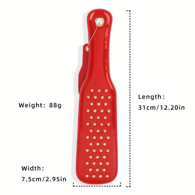 deze-glanzend-rode-paddel-is-een-leuke-instapper-voor-je-bdsm-spel-of-een-leuke-bdsm-toy-aanvulling-op-je-reeds-bestaande-assortiment-met-zijn-tientallen-vergulden-studskomt-hij-net-weer-iets-anders-aan-dan-je-andere-paddels-3