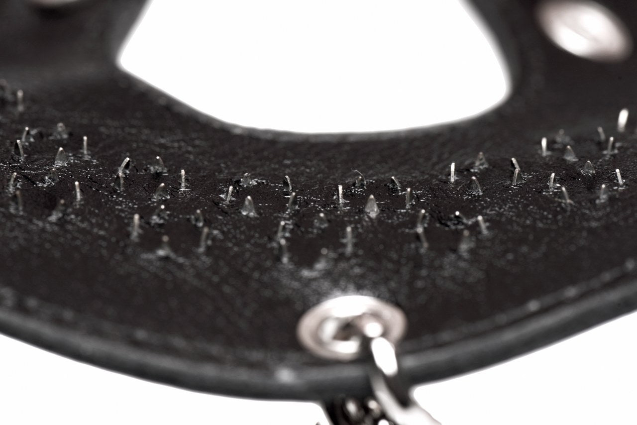 deze-bdsm-toy-zal-je-scrotum-zeker-en-vast-weten-te-prikkelen-is-het-niet-letterlijk-door-de-spikes-die-erin-zitten-dan-is-het-wel-door-het-gewicht-die-je-meesteres-er-zal-aanhangen-4