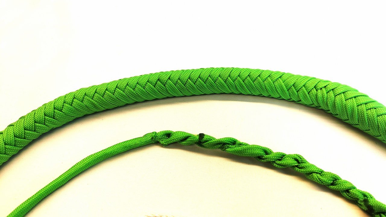 deze-bullwhip-in-neon-paracord-is-een-must-have-voor-de-liefhebbers-van-scherpe-pijn-en-blacklight-spel-met-zijn-totale-lengte-van-amper-160-cm-kan-je-hiermee-overal-aan-de-slag-6