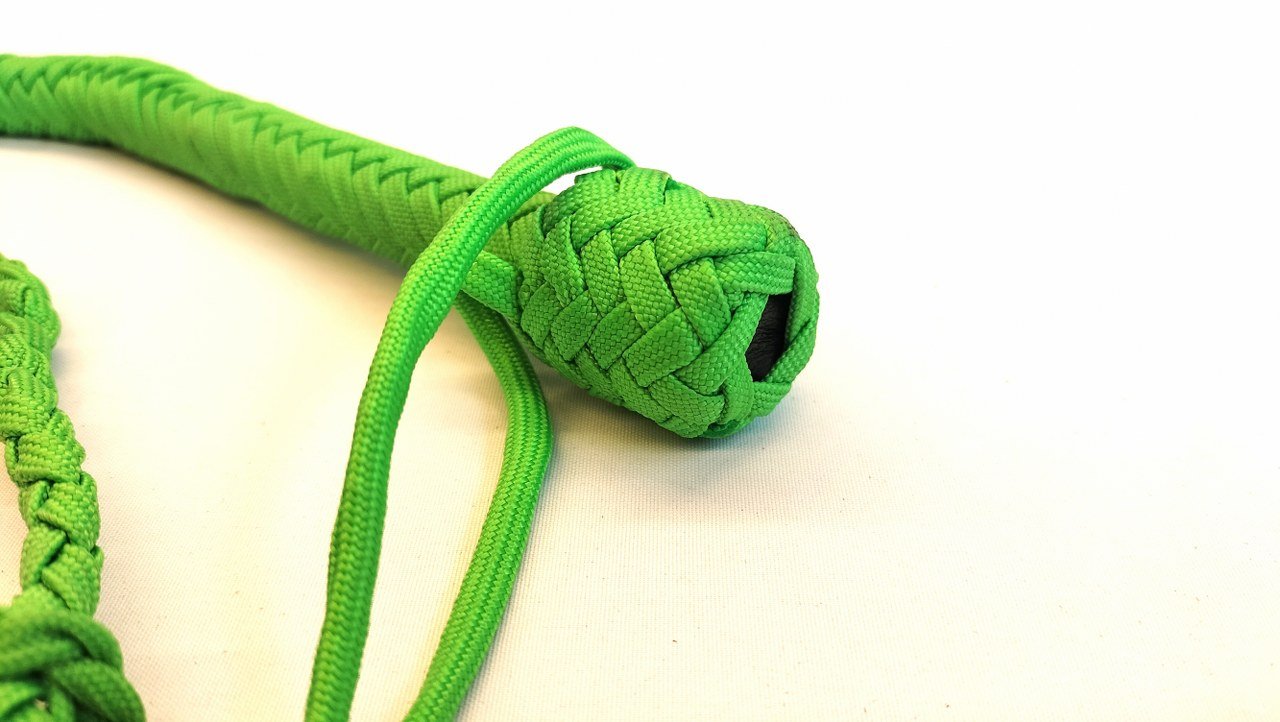deze-bullwhip-in-neon-paracord-is-een-must-have-voor-de-liefhebbers-van-scherpe-pijn-en-blacklight-spel-met-zijn-totale-lengte-van-amper-160-cm-kan-je-hiermee-overal-aan-de-slag-7